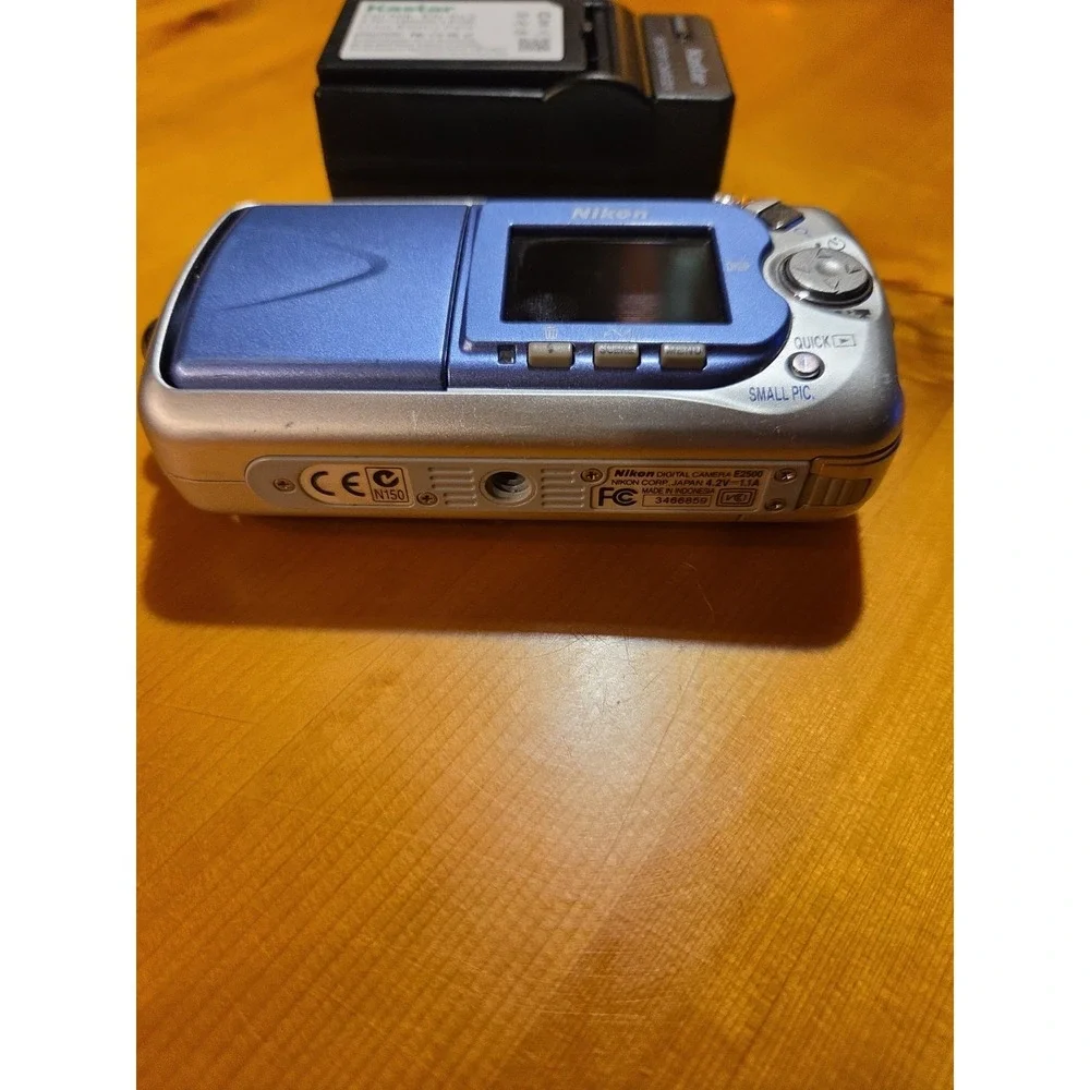 Nikon COOLPIX 2500 Silver Blue 2MP Compact Digital Camera Swivel 3x Nikkor Japan